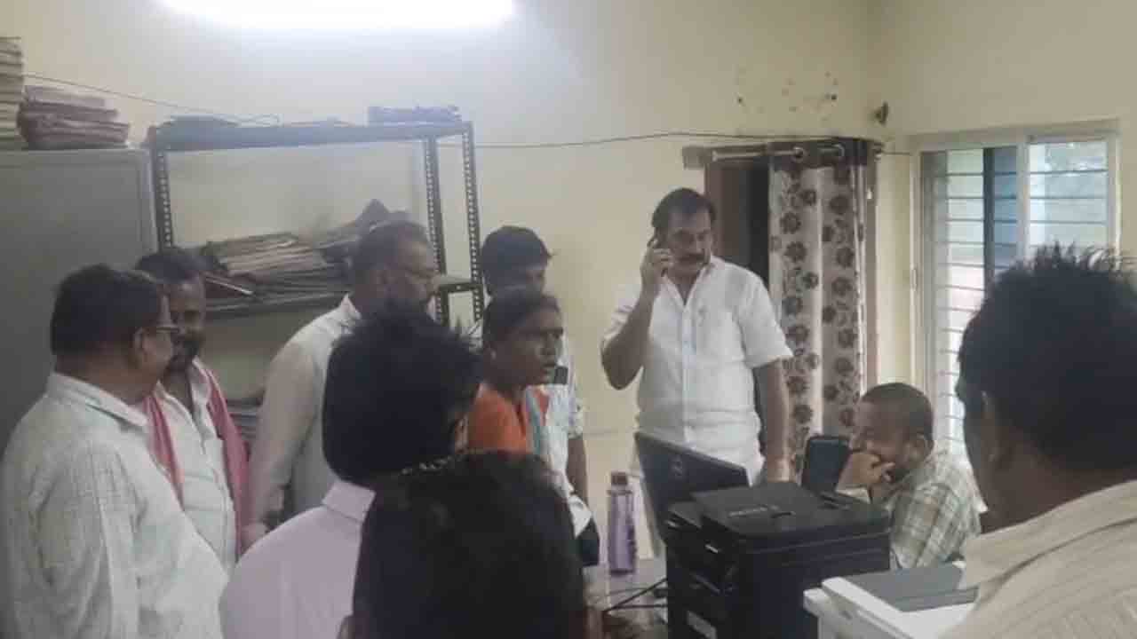 మార్కెఫెడ్ అధికారుల నిర్లక్ష్యం