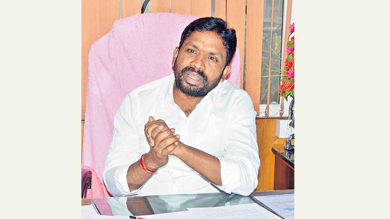 నీళ్లడిగితే దూషిస్తరా?