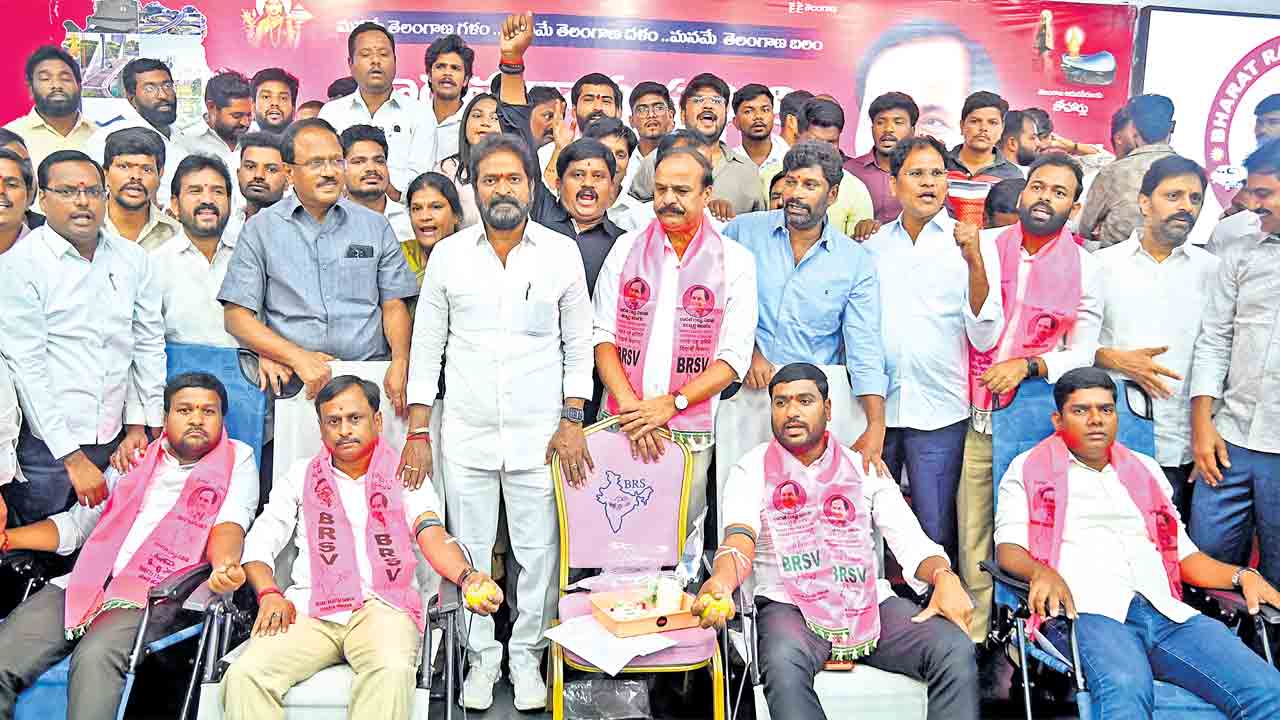 బీఆర్‌ఎస్వీ ఆగ్రహం.. రేవంత్‌కు రక్తదానం