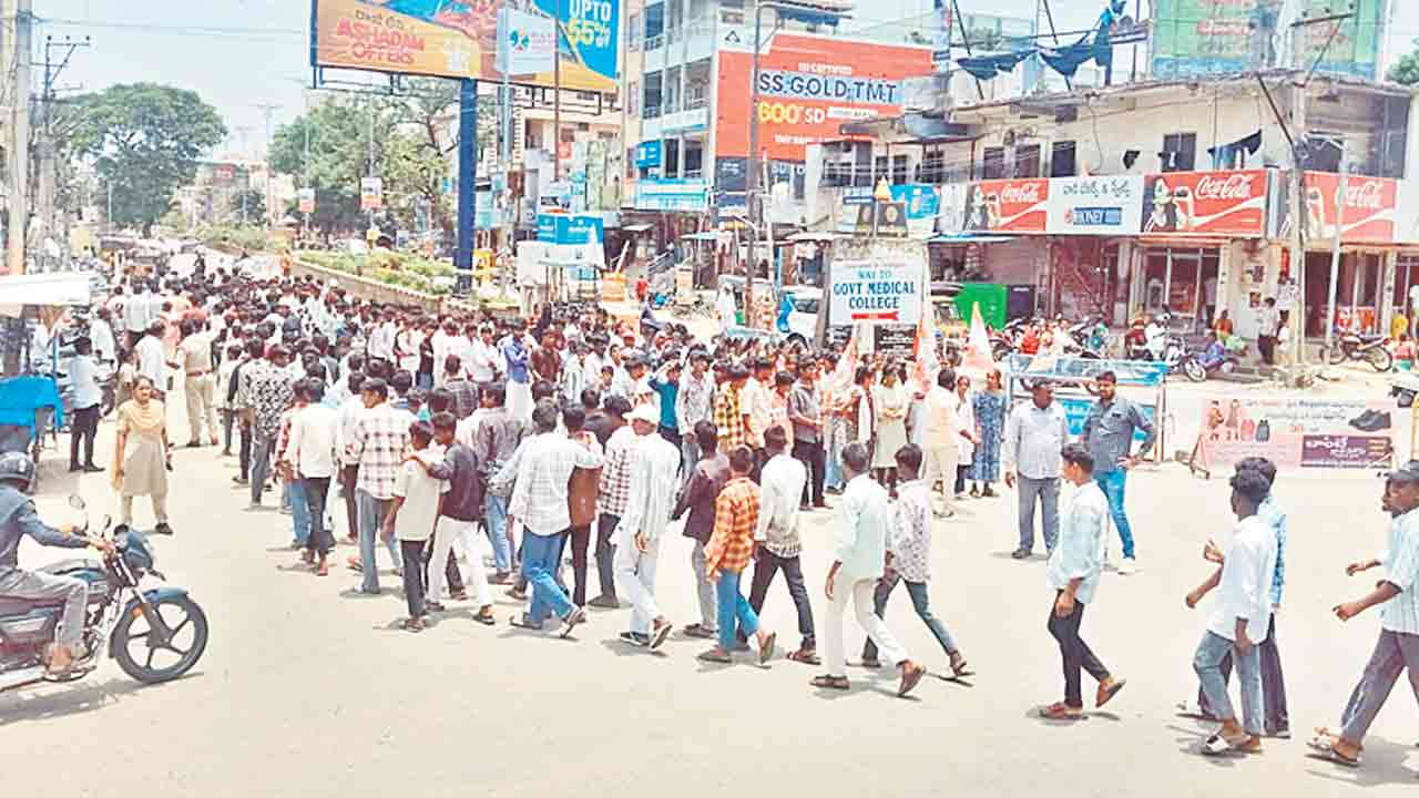 ‘ఫీజు రీయింబర్స్మెంట్’ ఎత్తివేతకు కుట్ర!