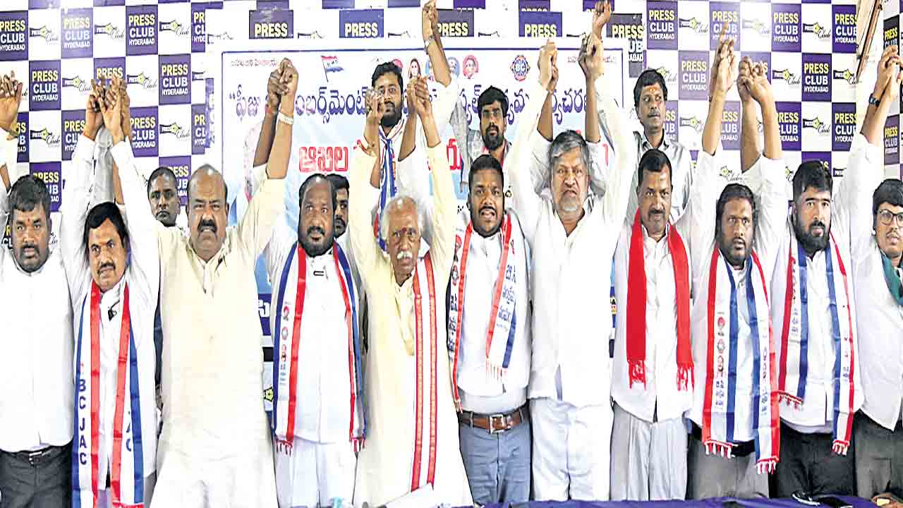 ఫీజు బకాయిలపై రోడ్లెక్కి ఉద్యమించాలి