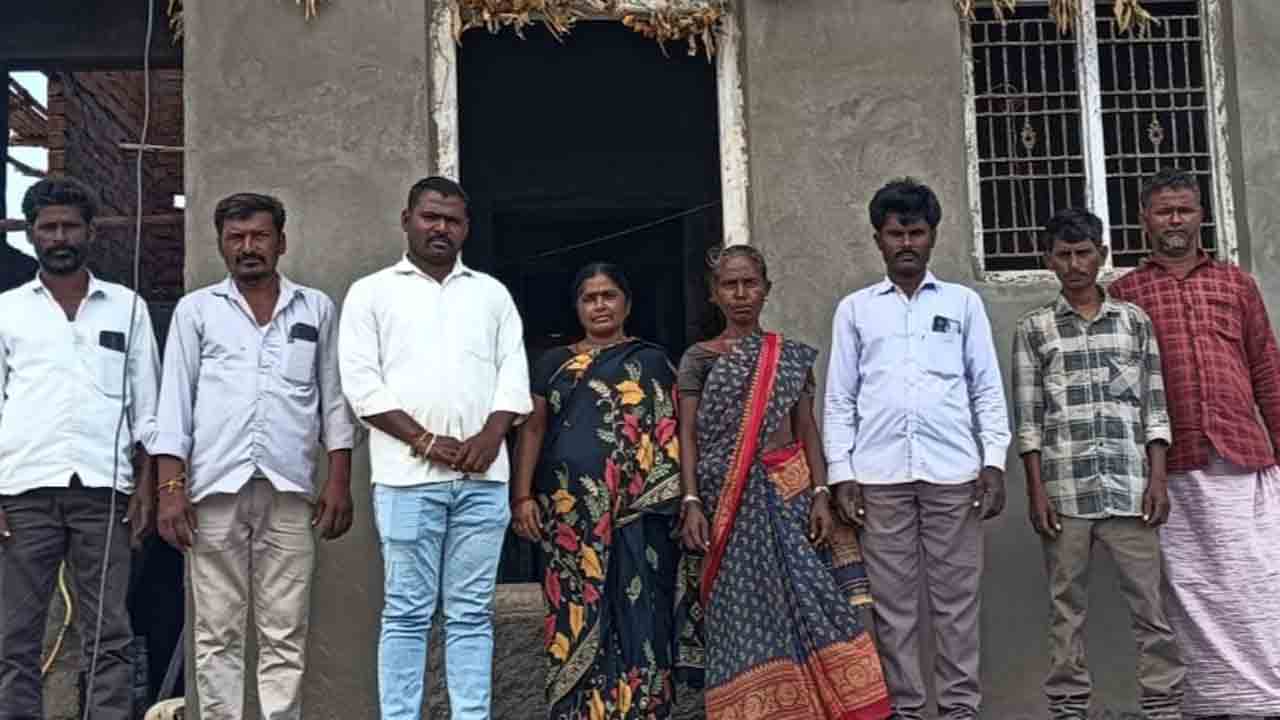 ఇందిరమ్మ ఇంటికి రూ.50 వేలు ఇవ్వాలి