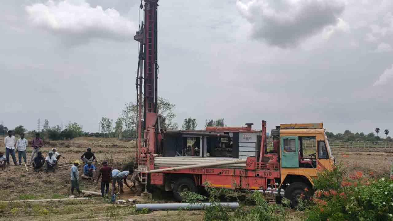 వానలు రాక బోరుబావులు తవ్వుకుంటున్న రైతులు