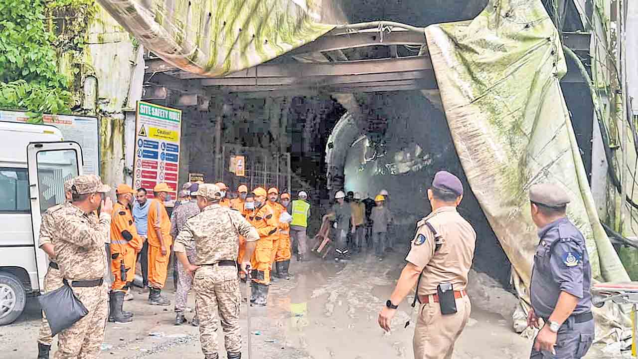 సొరంగంపై విరిగిపడ్డ కొండ చరియలు