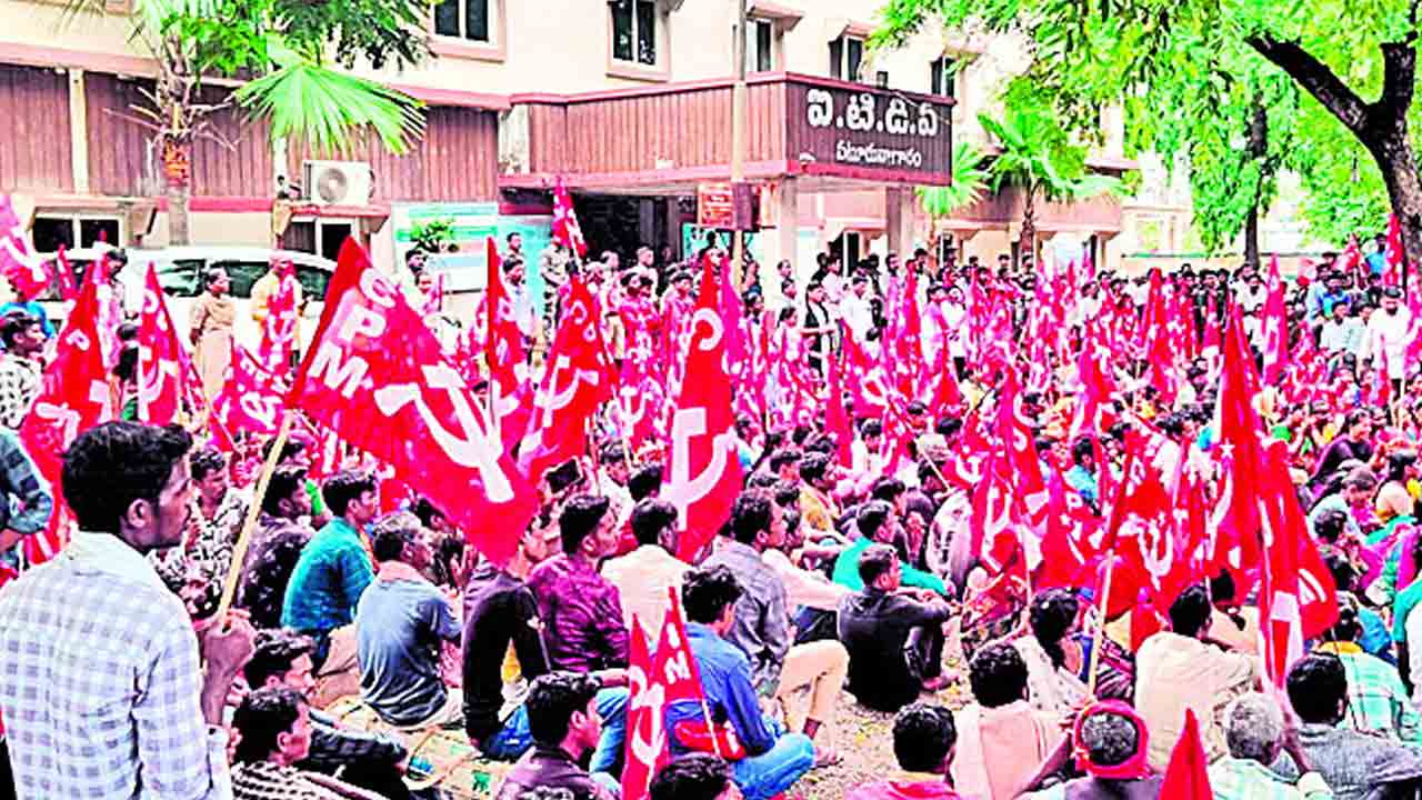 పోడు భూములకు పట్టాలివ్వాలి