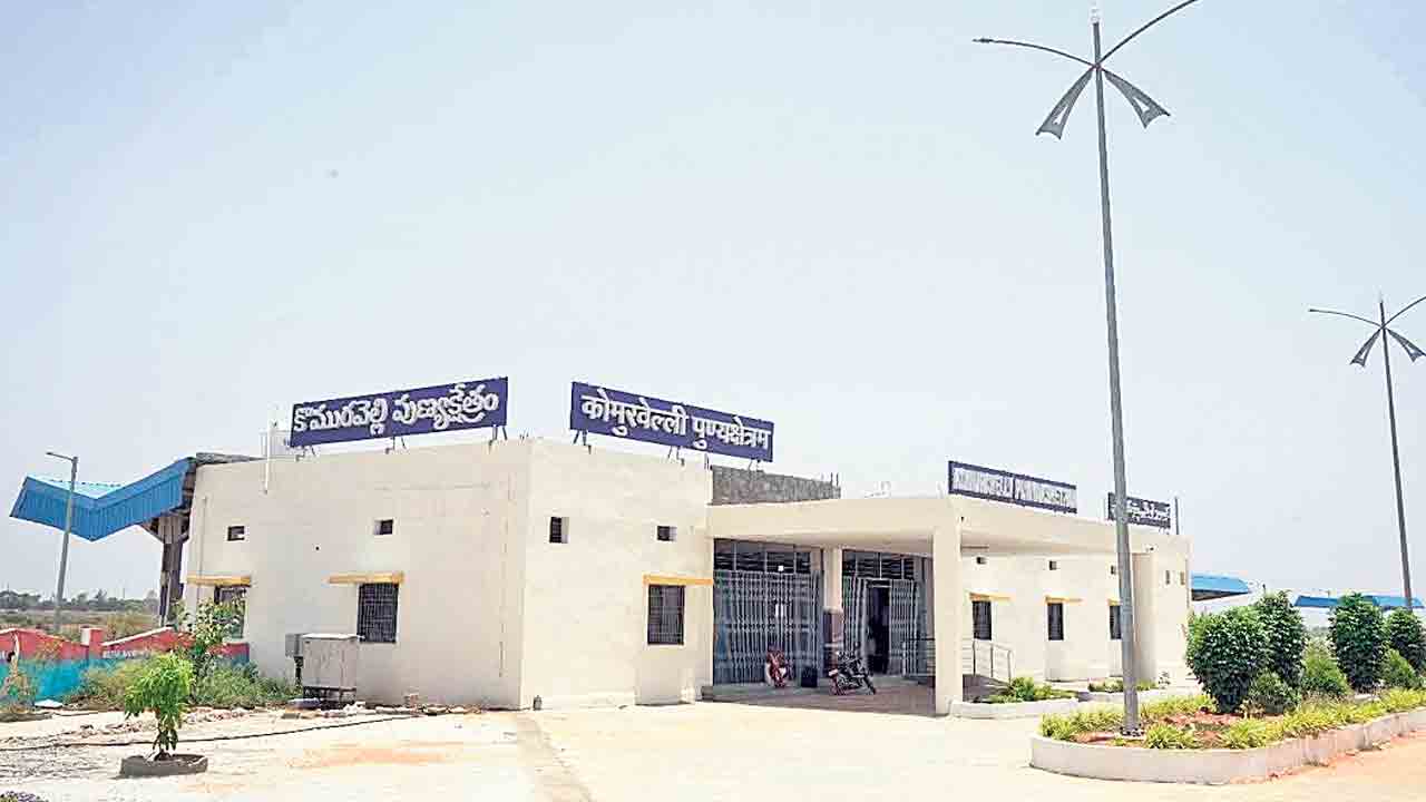 భక్తుల నిరీక్షణకు తెర