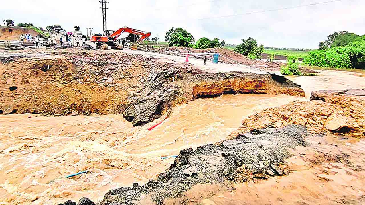 తెగిన ఇసుక వాగు తాత్కాలిక రోడ్డు