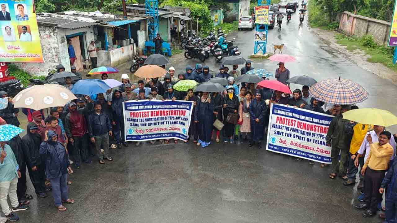 వర్షంలోనూ నిరసనలు