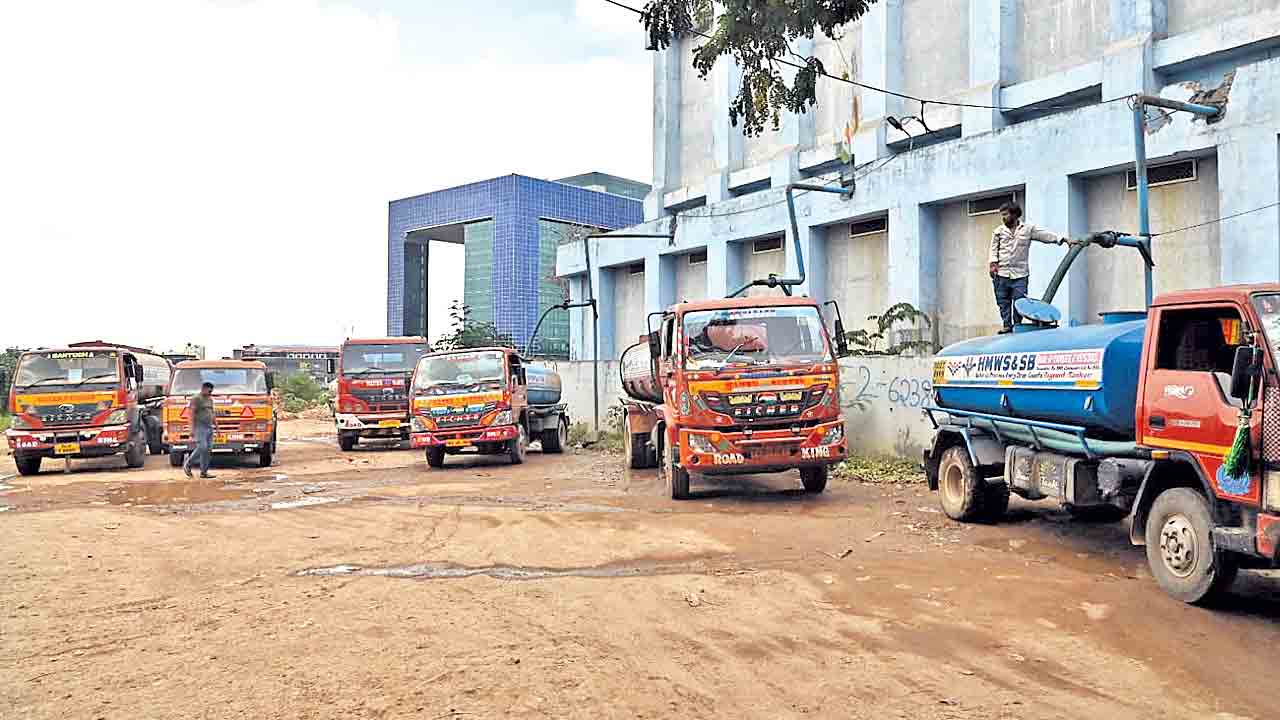 Hyderabad | హైదరాబాద్‌లో తాగునీటి తండ్లాట.. బుక్‌ చేస్తే వారం దాటినంక సరఫరా