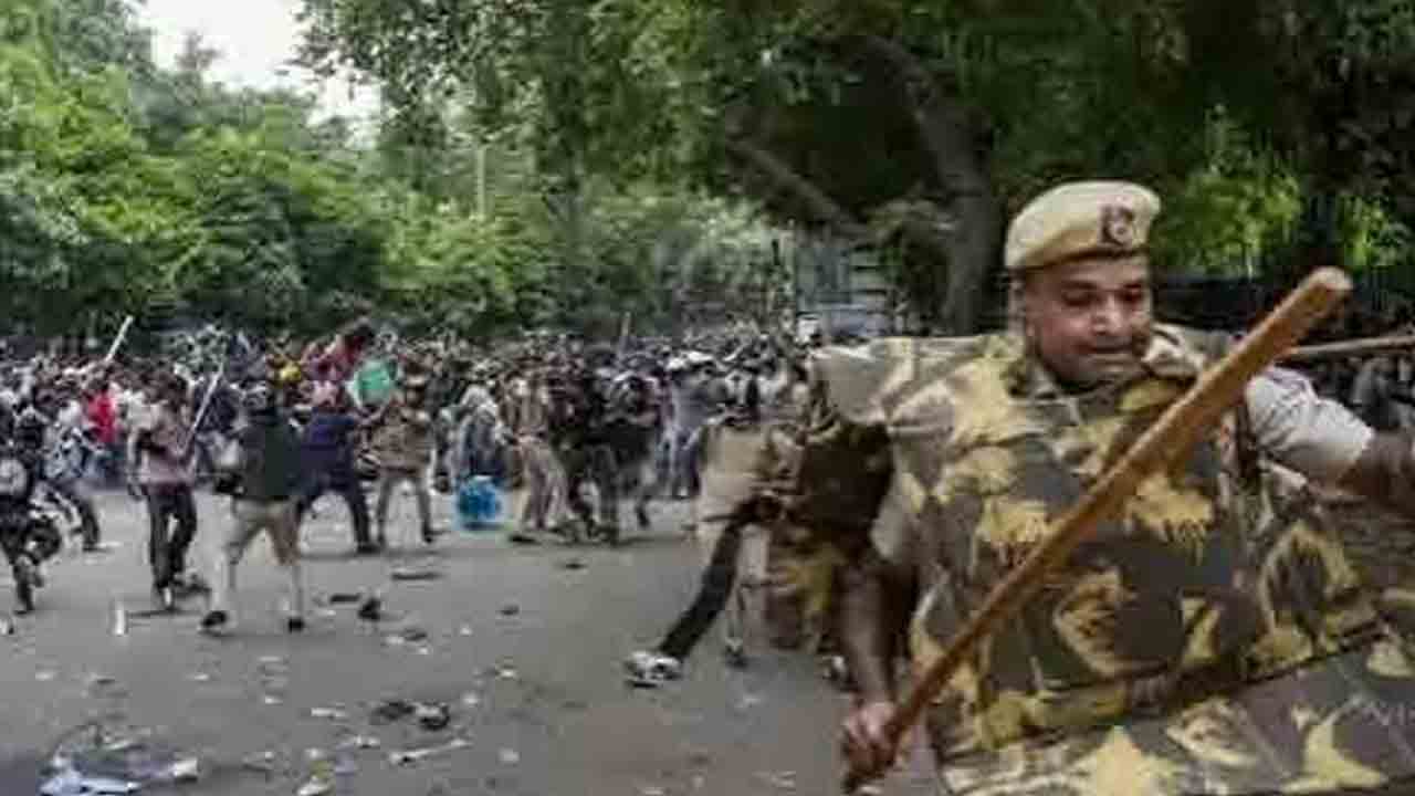 జంతర్‌ మంతర్‌లో రాళ్లదాడి
