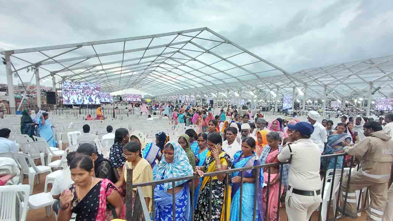 సీఎం ఆత్మీయ సమ్మేళనం గందరగోళం