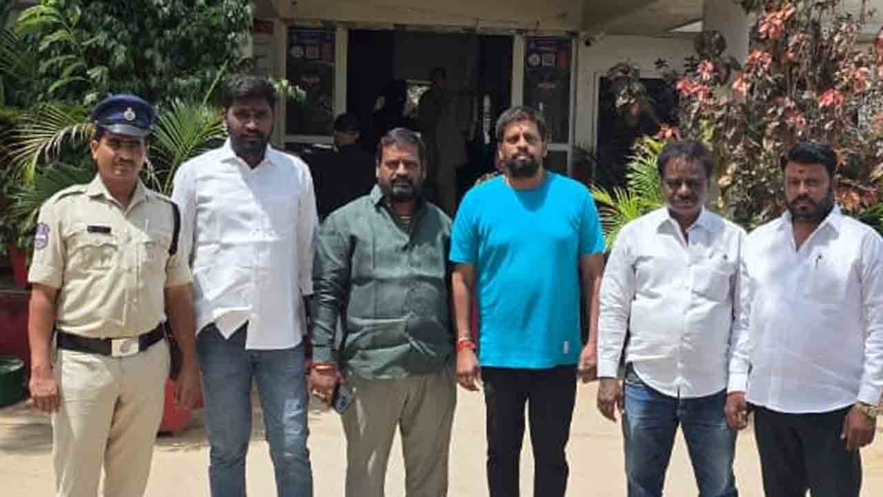 ప్రజాస్వామ్యంలో ప్రశ్నిస్తే నిర్బంధిస్తారా..?