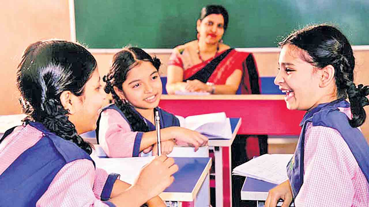 మైనారిటీ గురుకుల సిబ్బందిపై కాంగ్రెస్‌ సర్కార్‌ కత్తి