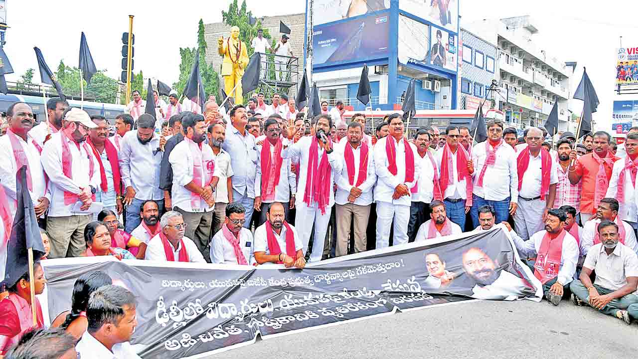 ఢిల్లీలో యువతపై లాఠీచార్జ్‌ తగదు