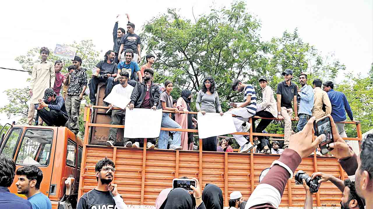 పోటెత్తిన యువ తరంగం