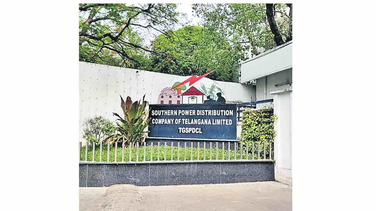 ఎస్పీడీసీఎల్‌ స్టోర్లలో ‘నో స్టాక్‌’!