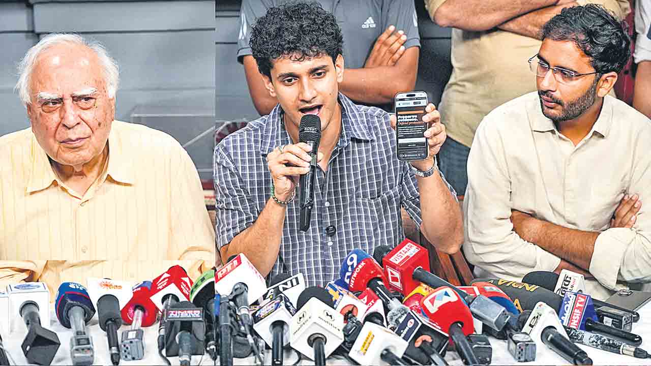 విద్యార్థులపై కేంద్రం వేధింపులు!