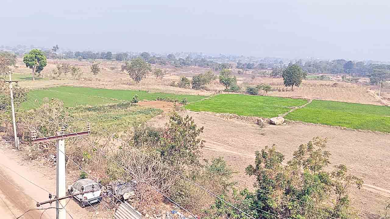 అన్నారంలో భూముల మిస్టరీ!