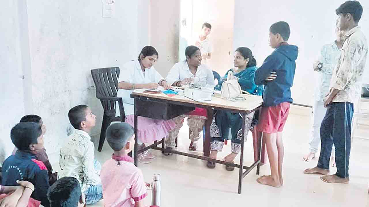 భోజనం వికటించి విద్యార్థులకు అస్వస్థత