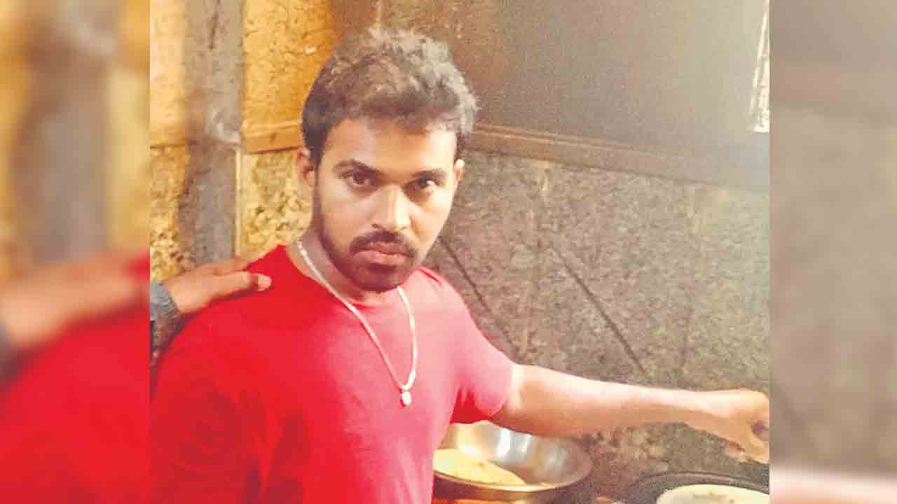 కర్రలతో కొట్టి.. కత్తులతో పొడిచి..
