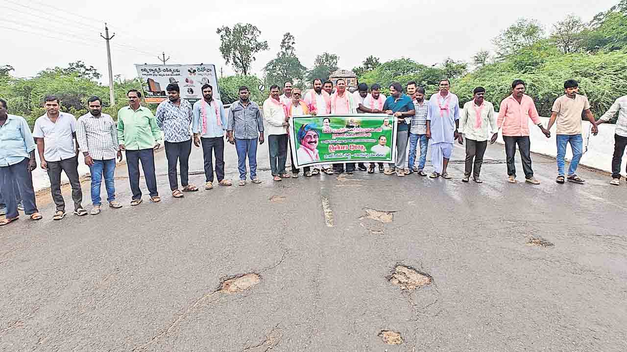 24 గంటల విద్యుత్తు ఇవ్వాలని ధర్నా
