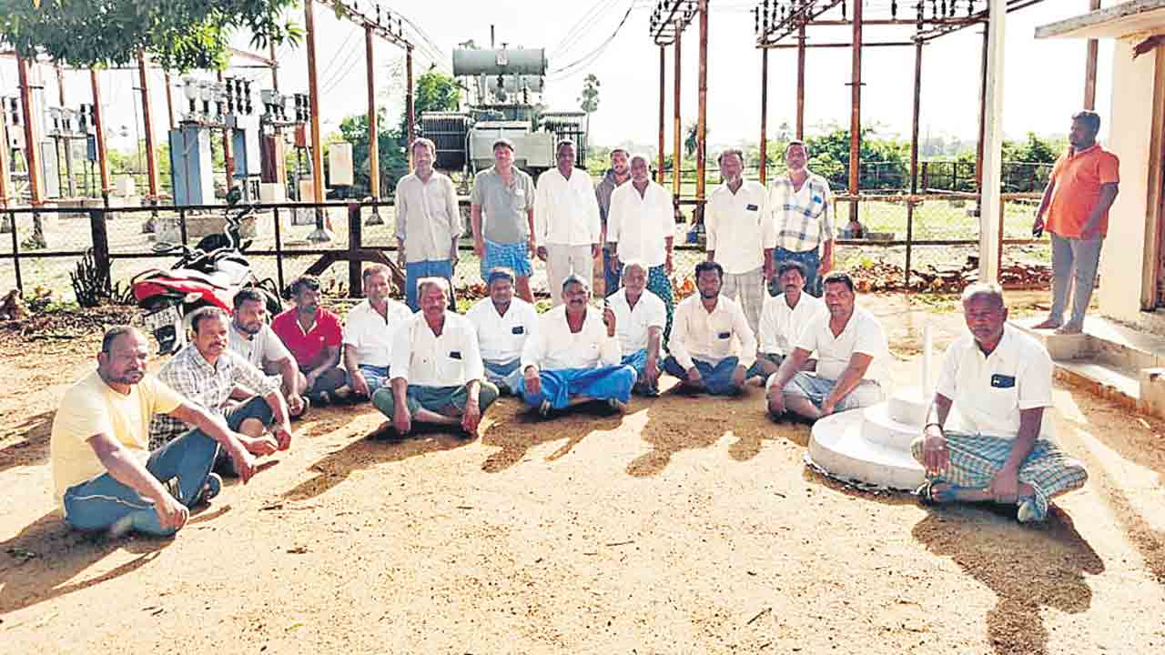 కరెంట్‌ కోతలపై రైతన్న కన్నెర్ర