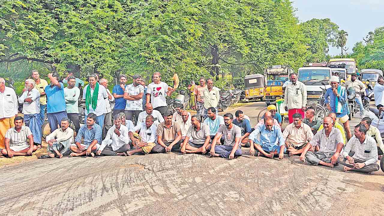 కరెంట్‌ కోతలపై రైతుల కన్నెర్ర