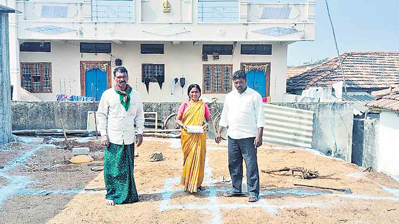 గూడు పోయింది.. గోడు మిగిలింది..