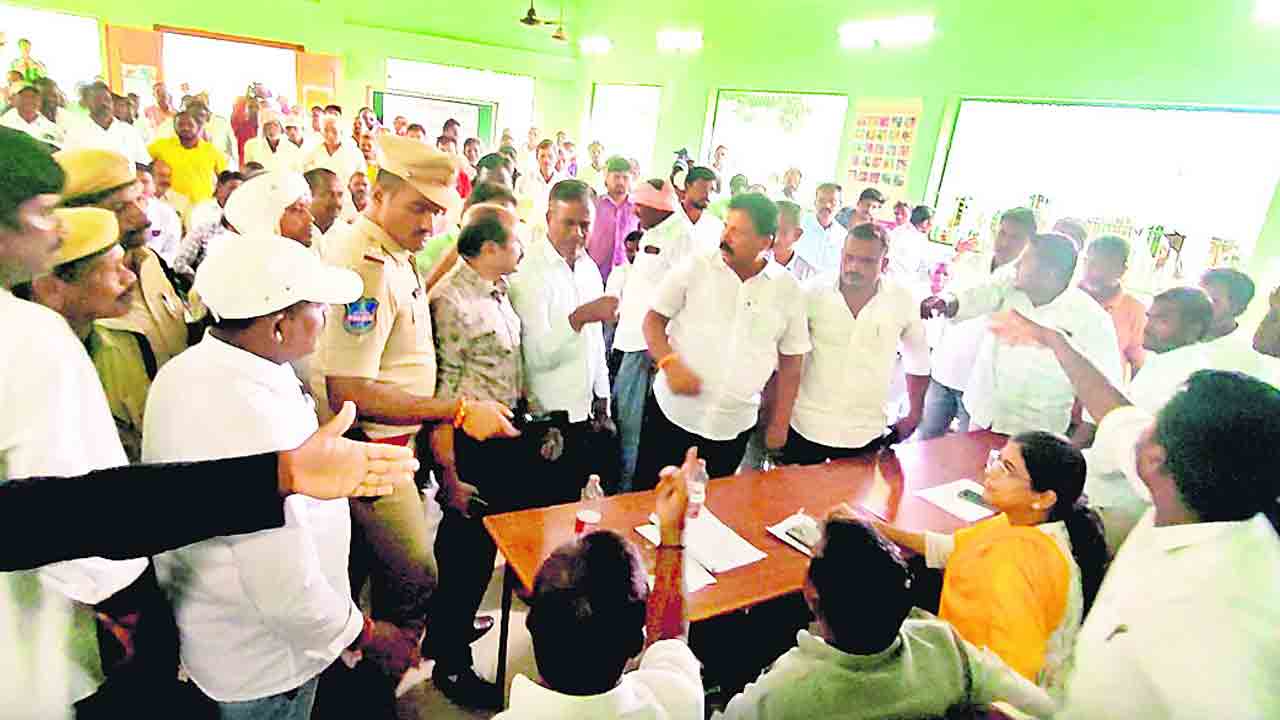 పాకాల ఆయకట్టుకు నీరందించాలి