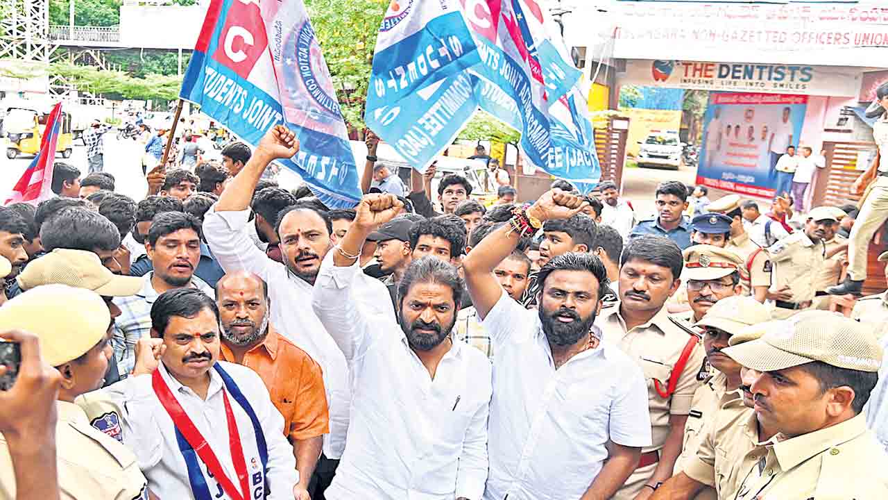 ఫీజు బకాయిలు చెల్లించకపోతే ఆందోళనబాట