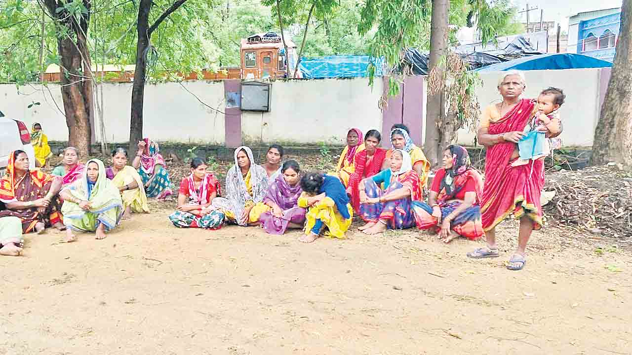 బోధన్‌ ఎక్సైజ్‌ ఆఫీస్‌ ఎదుట ఆందోళన
