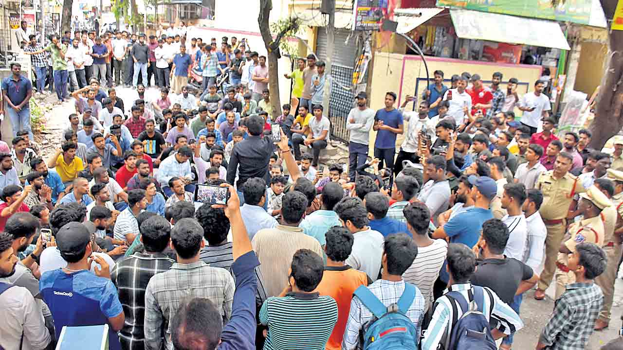 కొనసాగుతున్న నిరుద్యోగుల ఆందోళన