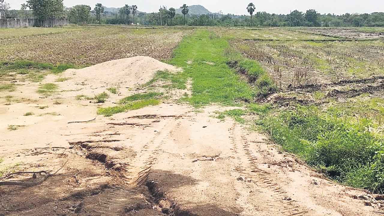 అడుగు పడదు.. అభివృద్ధి జరగదు