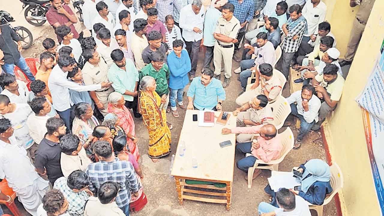చెత్త వాహనాలు వెళ్లేందుకు అనుమతి