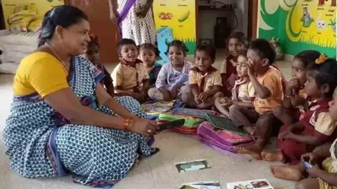 అంగన్‌వాడీలకు జూన్‌ వేతనం చెల్లించాలి