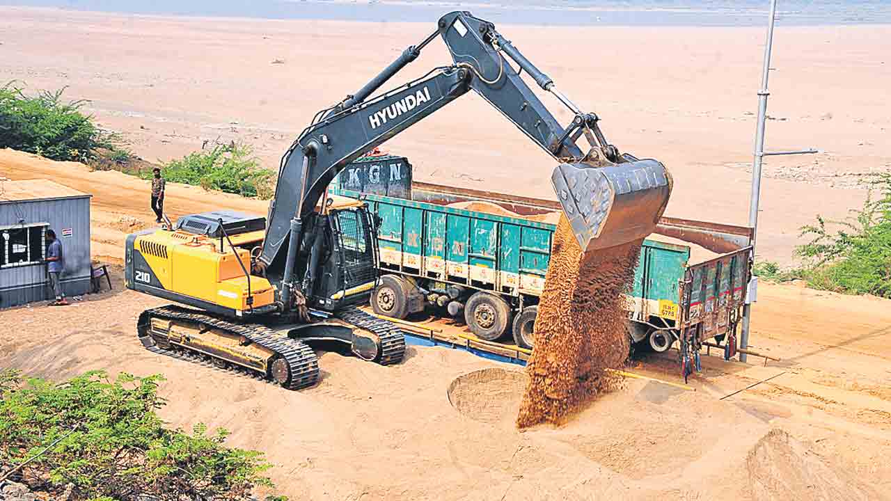 నీళ్లు వదిలేసి ఇసుక దోపిడీ! 
