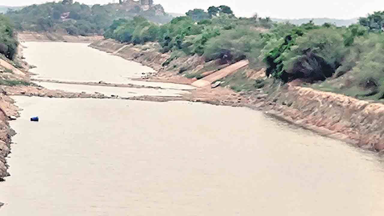 బోసిపోతున్న వరద కాలువ!