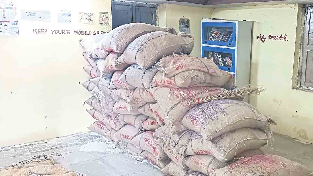 రేషన్‌షాపుగా మారిన పుస్తకాలయం!