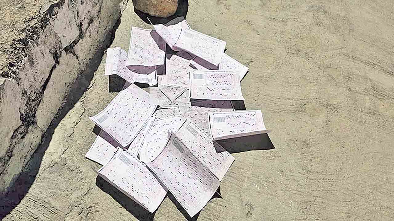 రోడ్డు పక్కన టీజీపీఎస్సీ ఓఎంఆర్‌ షీట్లు