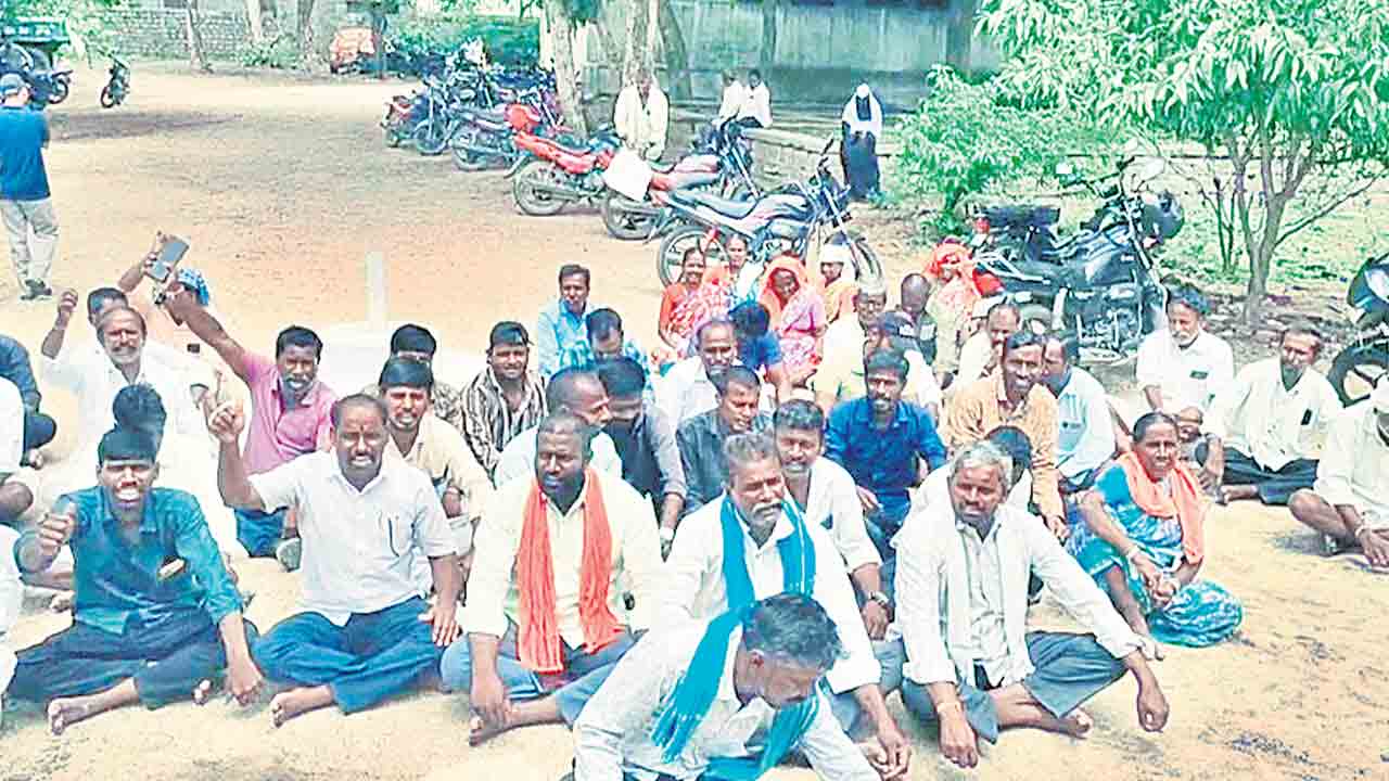 భూకబ్జాను అడ్డుకోవాలని ఆందోళన