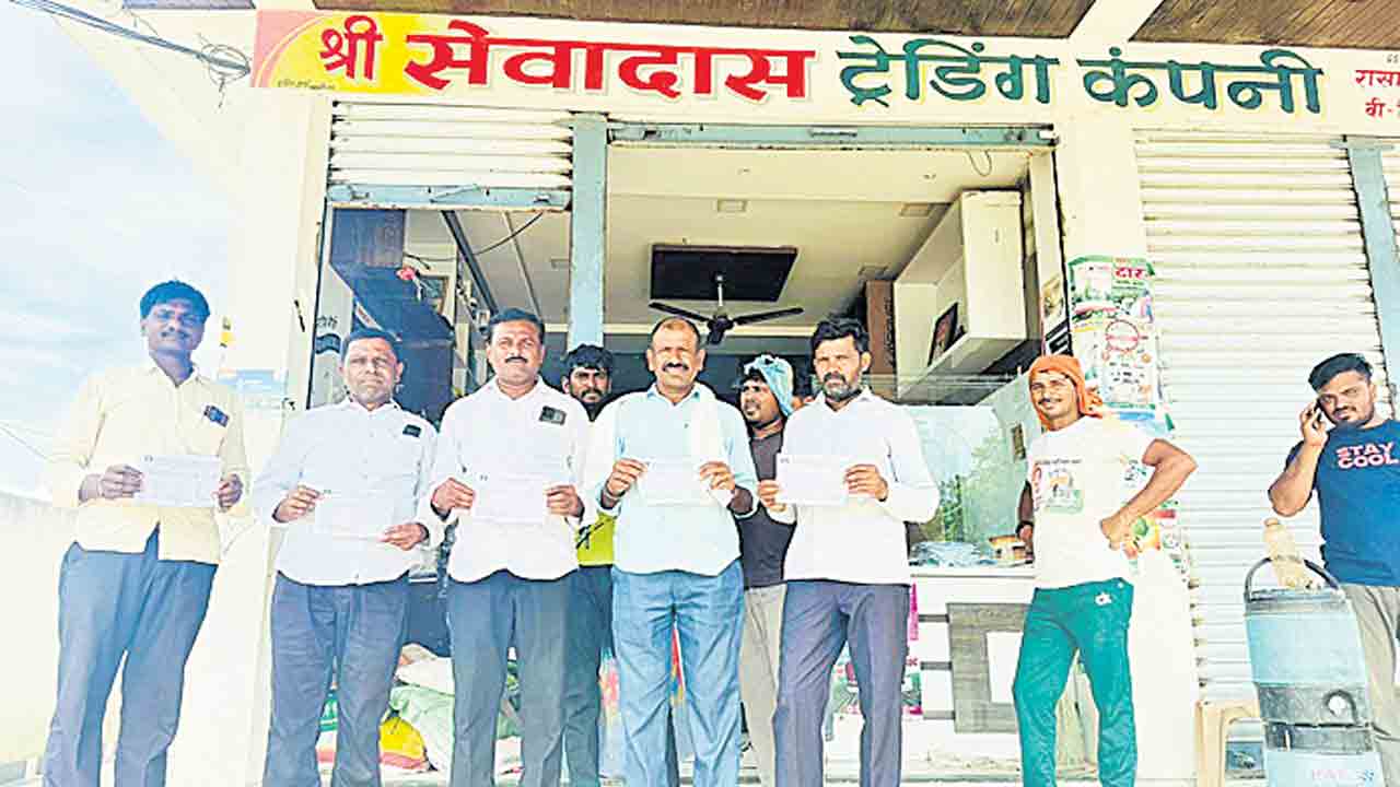 డీఏపీ కోసం మహారాష్ట్రకు అన్నదాతలు