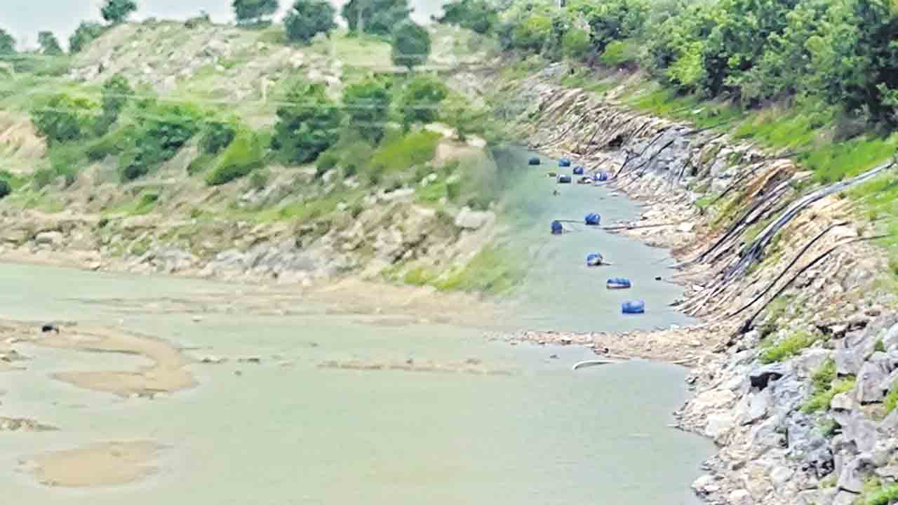 బోసిపోయిన వరద కాలువ