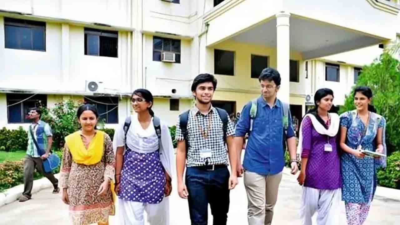 Fee Reimbursement | ప్రభుత్వ విద్యార్థులకు తప్పని ‘ఫీజు’ పోటు.. సర్టిఫికెట్లు ఇచ్చేందుకు సర్కార్‌ కాలేజీల నిరాకరణ