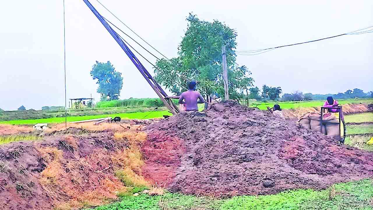 సాగు నీటికి తండ్లాట! బావులు తవ్విస్తున్న రైతులు