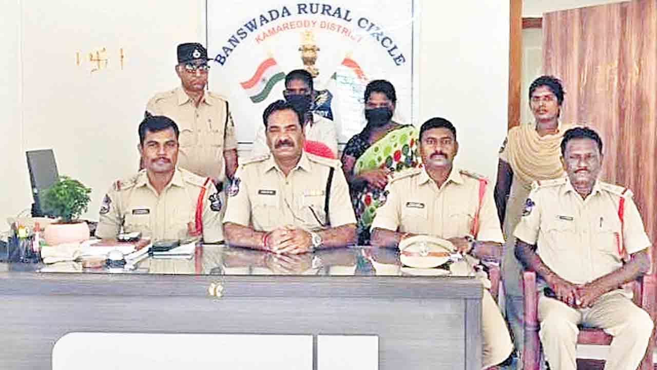 పోషించడం భారంగా భావించి.. ఏడు నెలల చిన్నారిపై హత్యాయత్నం