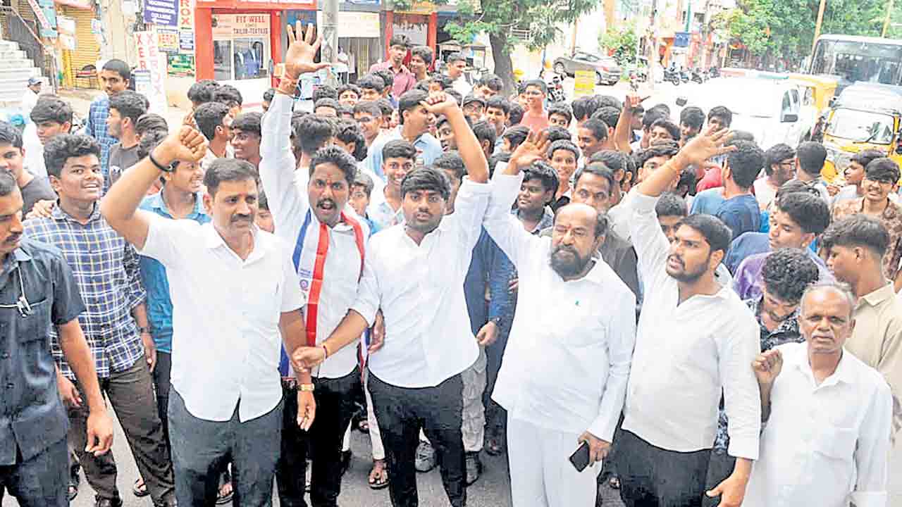 ఫీజు రీయింబర్స్‌మెంట్‌ పథకాన్నికొనసాగించాలి: ఆర్‌ కృష్ణయ్య