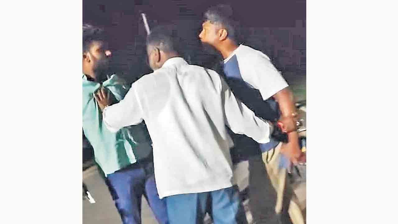 ఇసుకాసురుల బరితెగింపు