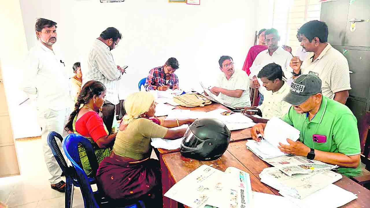 పల్లె వైపు.. ఓటరు చూపు!