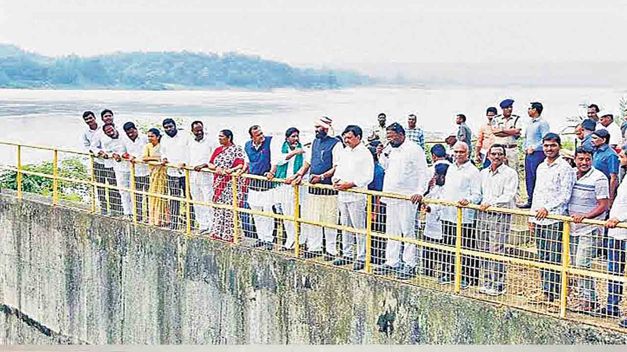 సమీక్షలు.. సందర్శనలే!