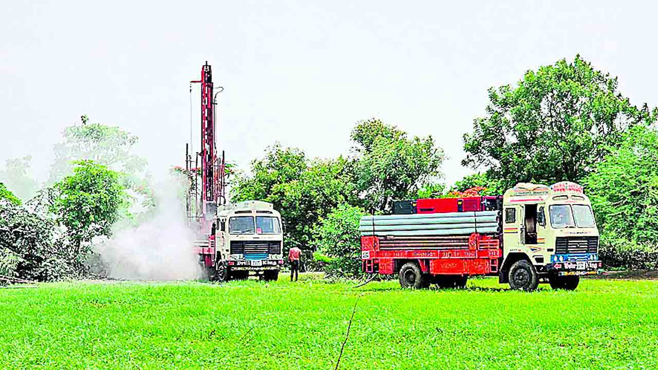 ఎకరం పొలం.. 11 బోర్లు